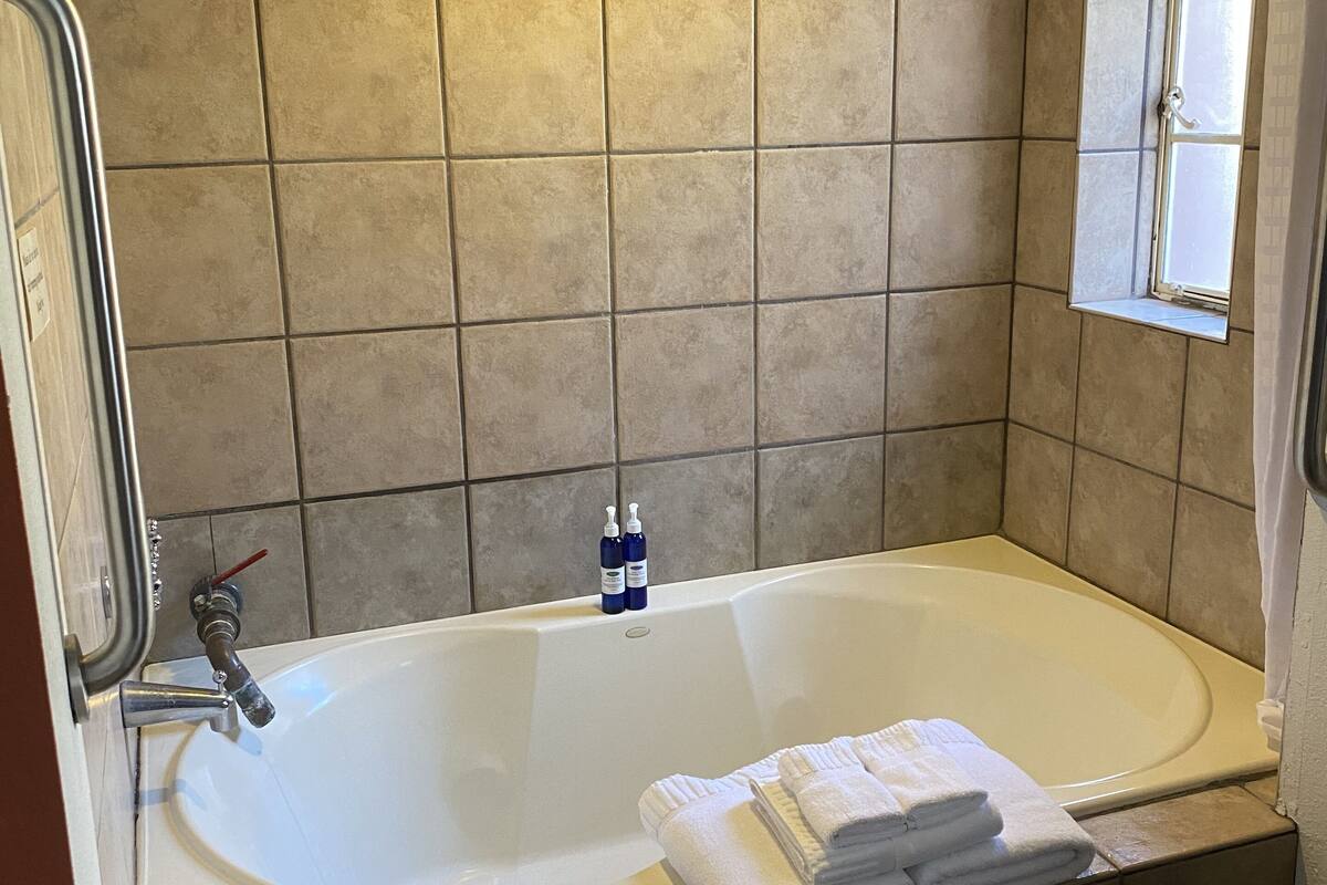 deluxe room, 1 queen bed, ground floor | bathroom | combined shower/bathtub, eco-friendly toiletries, hair dryer, bathrobes