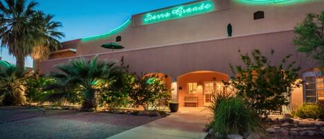 Fassade der Unterkunft – Abend/Nacht