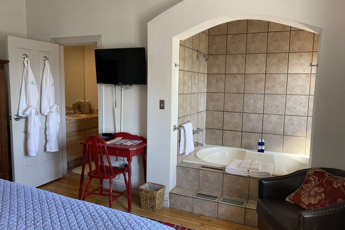 deluxe room, 1 king bed, courtyard view | bathroom | combined shower/bathtub, eco-friendly toiletries, hair dryer, bathrobes