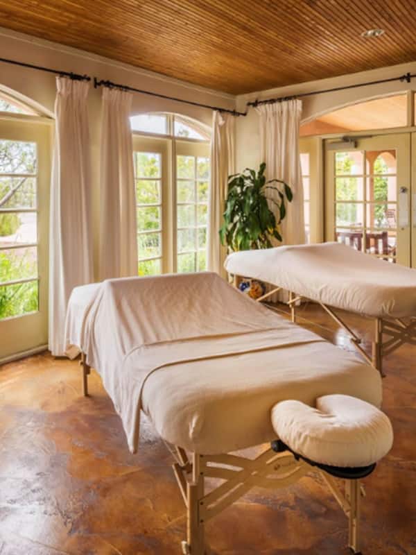 Couples treatment rooms, hot springs, body treatments, aromatherapy