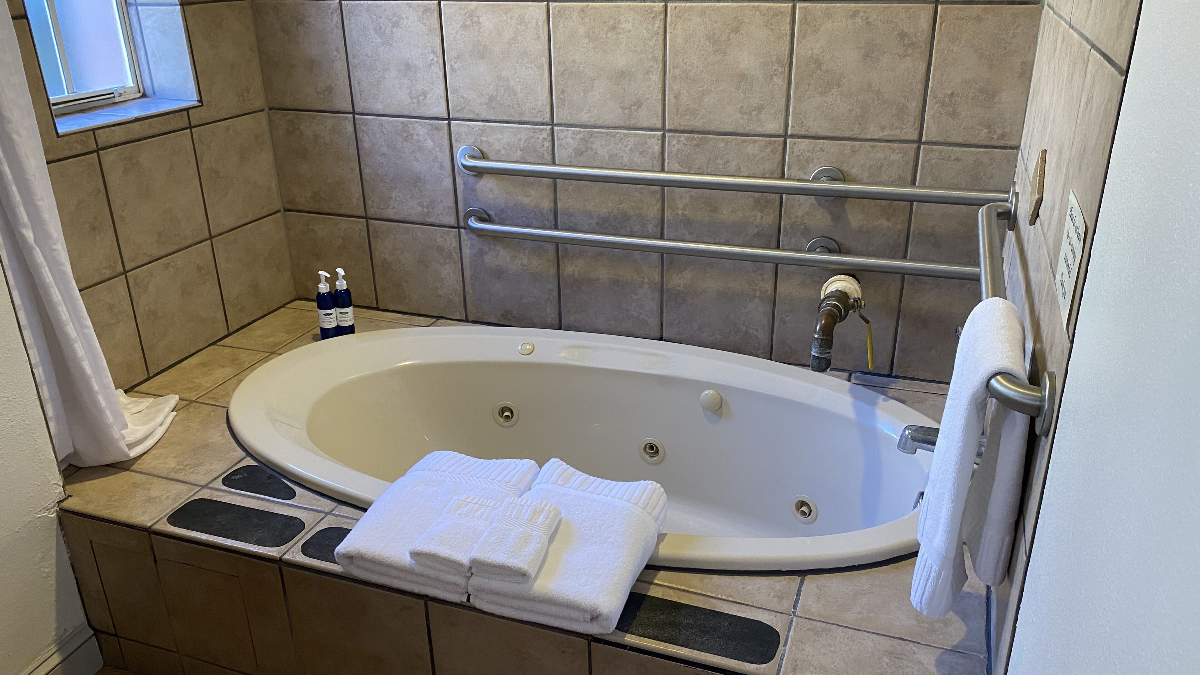 deluxe room, 1 queen bed, ground floor | bathroom | combined shower/bathtub, eco-friendly toiletries, hair dryer, bathrobes