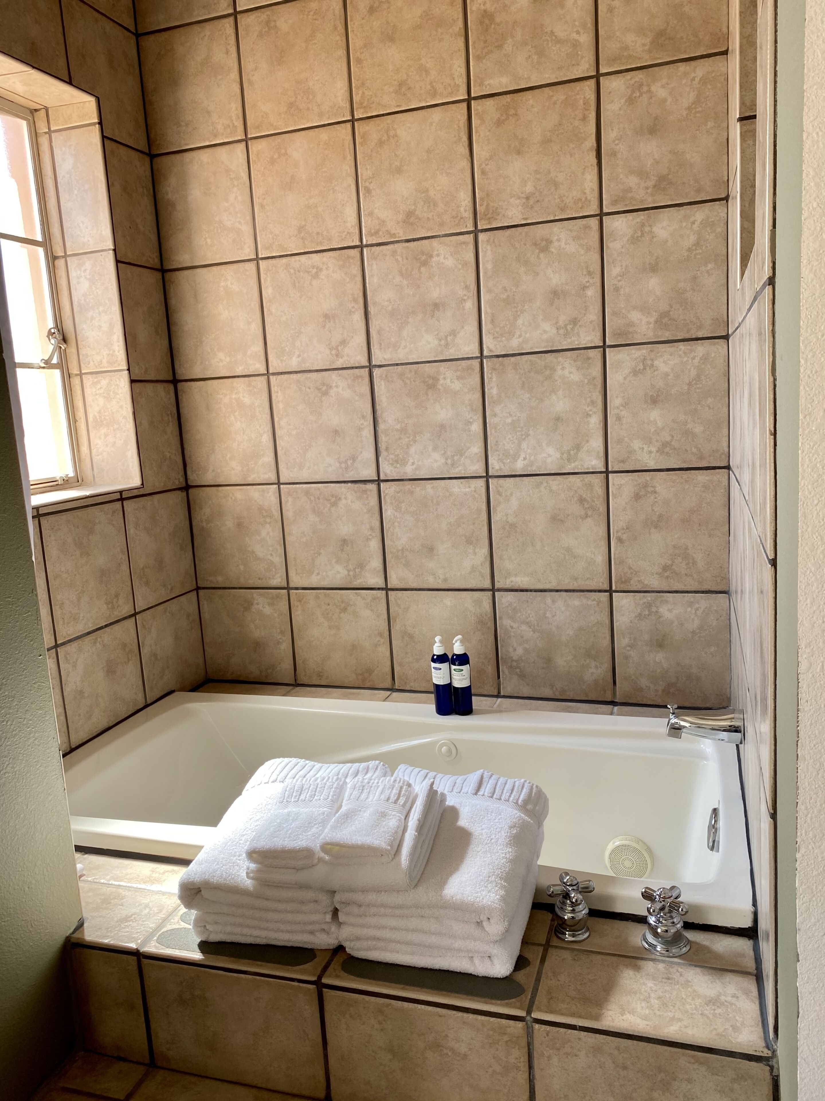 deluxe room, 2 single beds, balcony | bathroom | combined shower/bathtub, eco-friendly toiletries, hair dryer, bathrobes