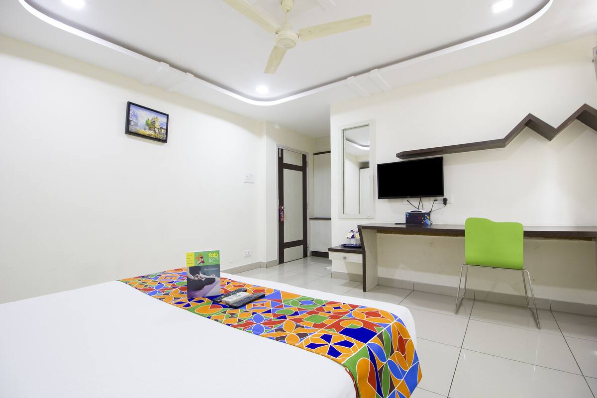 Deluxe Room | 1 bedroom, premium bedding, in-room safe, desk