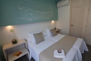 Minibar, decoración personalizada, muebles diferentes y escritorio