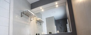 Ducha, artículos de tocador gratuitos, secador de pelo, toallas