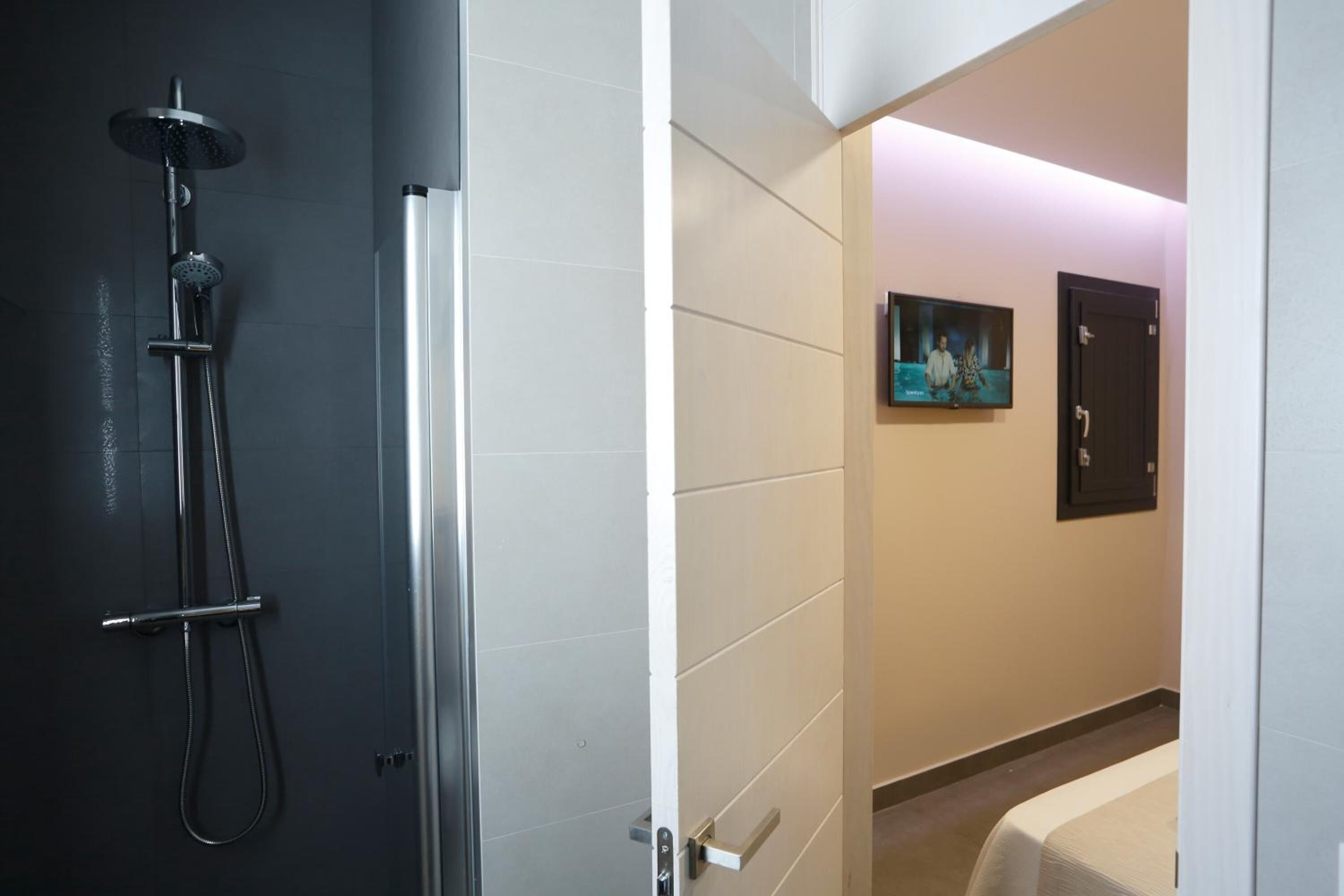 Un baño moderno con ducha, inodoro y lavabo.