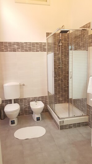 Shower, deep soaking tub, rainfall showerhead, free toiletries - Royal Suite (Genoa)