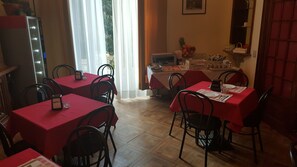 Desayuno bufé gratuito y diario
