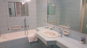 Ducha, bañera profunda y cabezal de ducha tipo lluvia