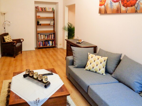 Appartement classique, 1 chambre | Aire de séjour | Téléviseur