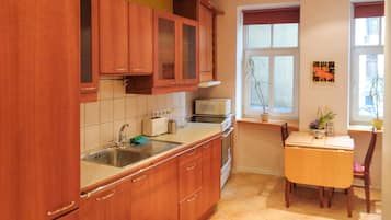 Classic Apartment, 1 Bedroom | Private kitchen | Fridge, microwave, oven, stovetop