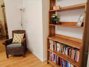 Appartement classique, 1 chambre | Aire de séjour | Téléviseur