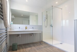 Free toiletries, hair dryer, towels - Mevagissey Bay Hotel (St Austell)