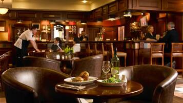 3 bars/lounges