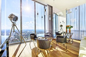 Sky Grand Loft Apartment, 105 m2, 64th floor of the "OKO Tower" | In-room dining - Sky Apartments Rentals Service (Moscow)