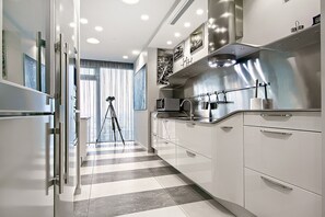 Sky Diamond Apartment, 194m2, 25th floor of "City of Capitals, Moscow Tower" | Private kitchen | Full-size fridge, microwave, oven, stovetop