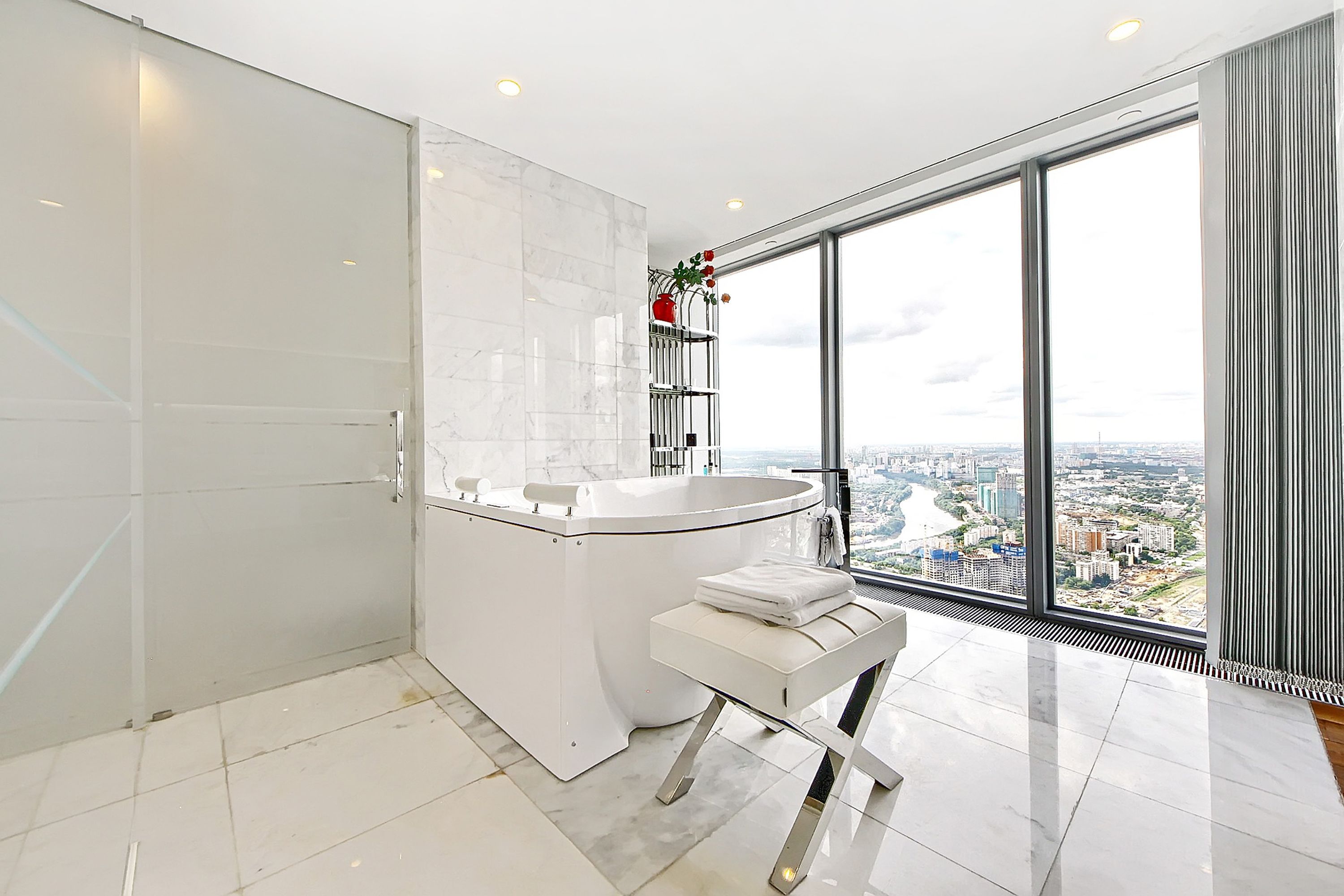 Sky Studio Apartment, 60 m2, 63rd floor of the "OKO Tower" | Deep soaking bathtub