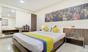 Deluxe Room | Desk, iron/ironing board, rollaway beds, free WiFi