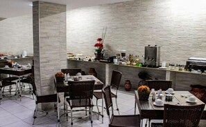 Café da manhã com buffet grátis todos os dias