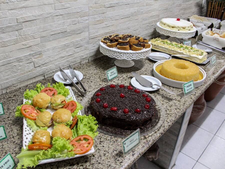Café da manhã com buffet grátis todos os dias