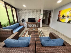 Lobby sitting area - Abrolhos Praia Hotel (Fortaleza)