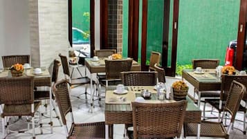 Café da manhã com buffet grátis todos os dias