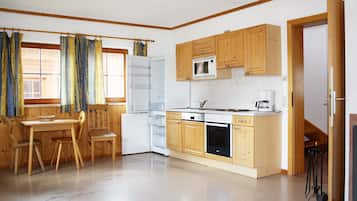 Classic Chalet, 5 Bedrooms, Non Smoking | Dapur peribadi | Peti sejuk/penyejuk beku saiz penuh, ketuhar, dapur