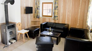Chalet classique, 5 chambres, non-fumeur | Aire de séjour | Téléviseur à écran plat, foyer