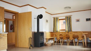 Chalet classique, 5 chambres, non-fumeur | Aire de séjour | Téléviseur à écran plat, foyer