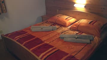 5 bedrooms, desk, free cots/infant beds, free wired Internet