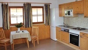 Chalet classique, 5 chambres, non-fumeur | Cuisine privée | Cafetière-théière, réfrigérateur grande capacité avec congélateur