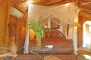 Luxury Cottage | Premium bedding, down comforters, minibar, desk