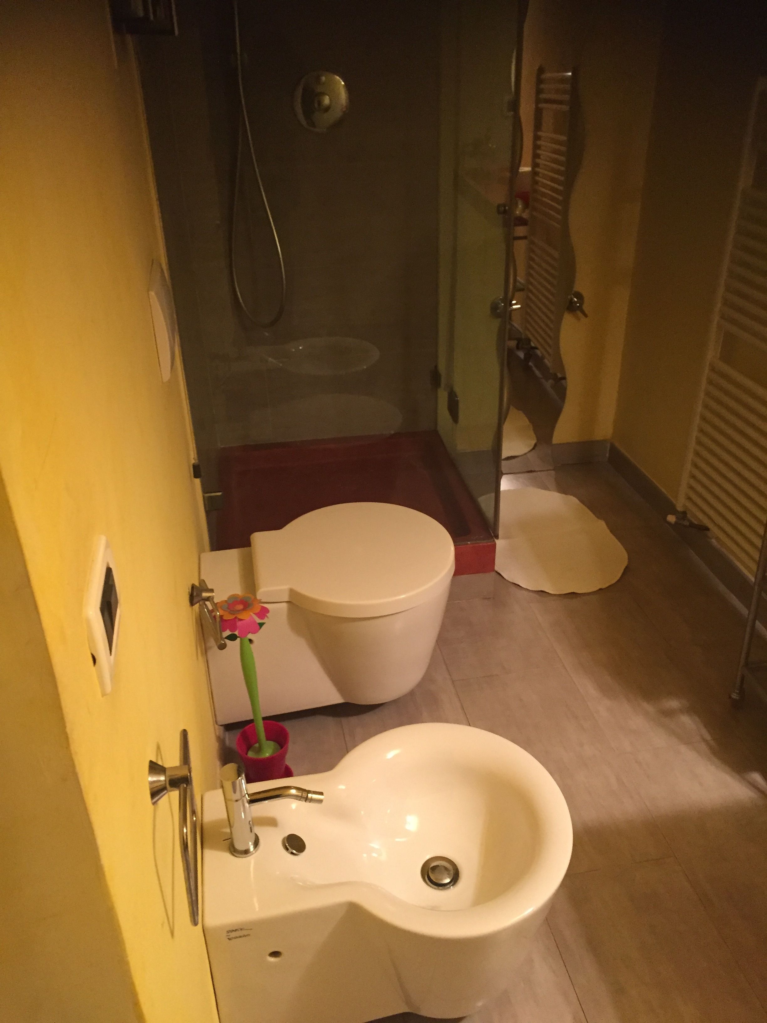 Un baño con inodoro, bidé y lavamanos.