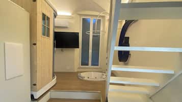 Presidential Apartment | Premium bedding, down duvets, pillow-top beds, in-room safe