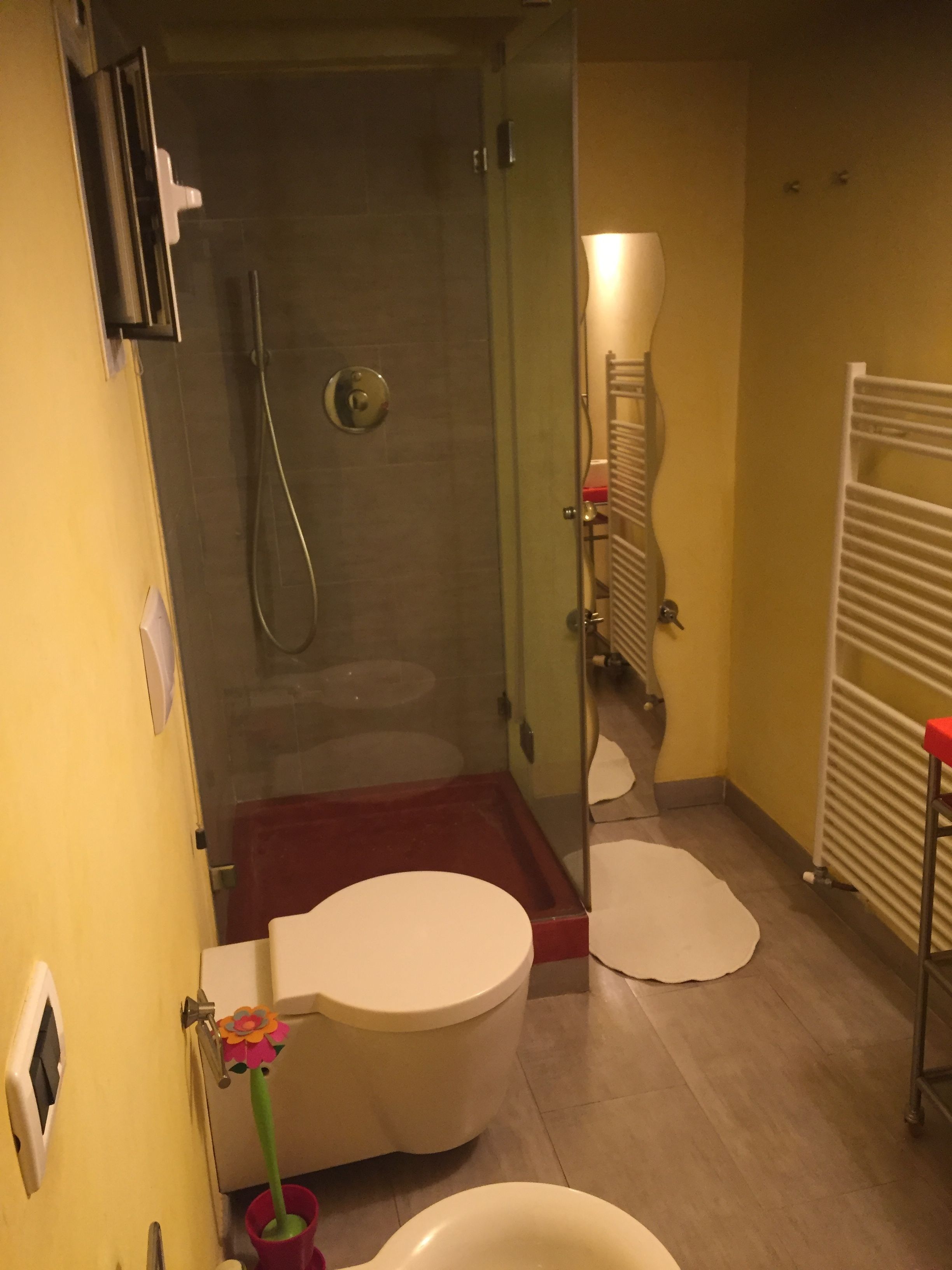 Un baño con ducha, inodoro y lavamanos.