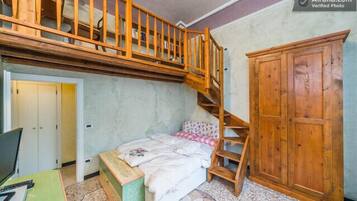 Familien-Doppelzimmer, eigenes Bad | Hochwertige Bettwaren, Daunenbettdecken, Pillowtop-Betten, Zimmersafe