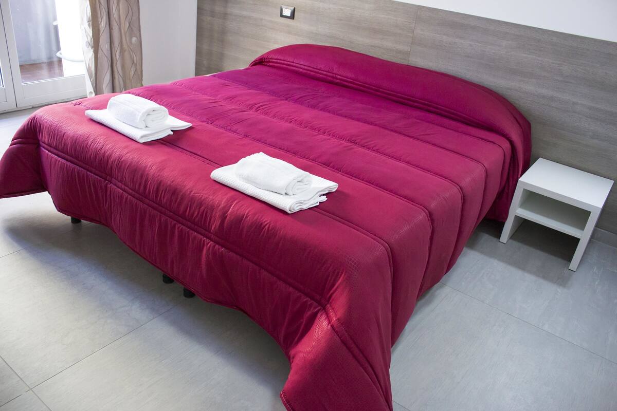 In-room safe, desk, soundproofing, cribs (surcharge)