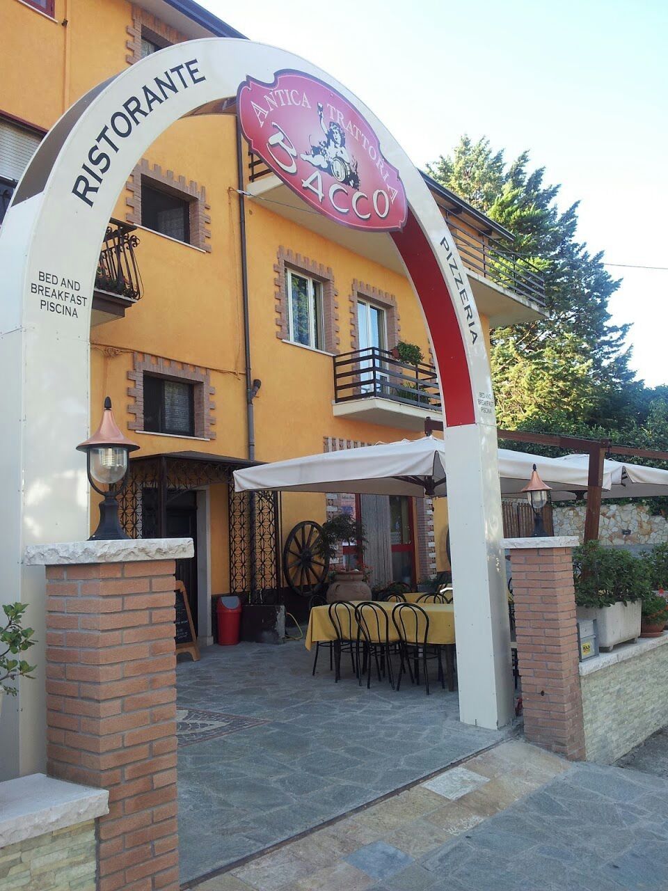 Ein Restaurant mit Außenbereich, Schild mit Hinweis auf Bed and Breakfast und Pizzaschild.
