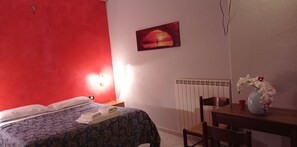 羽絨被、獨特裝潢、書桌、遮光布/窗簾