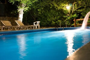 季節性室外游泳池，提供泳池遮陽傘和日光浴躺椅