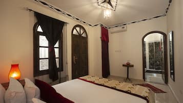 Room Jeudi | 1 bedroom, premium bedding, pillow-top beds, in-room safe