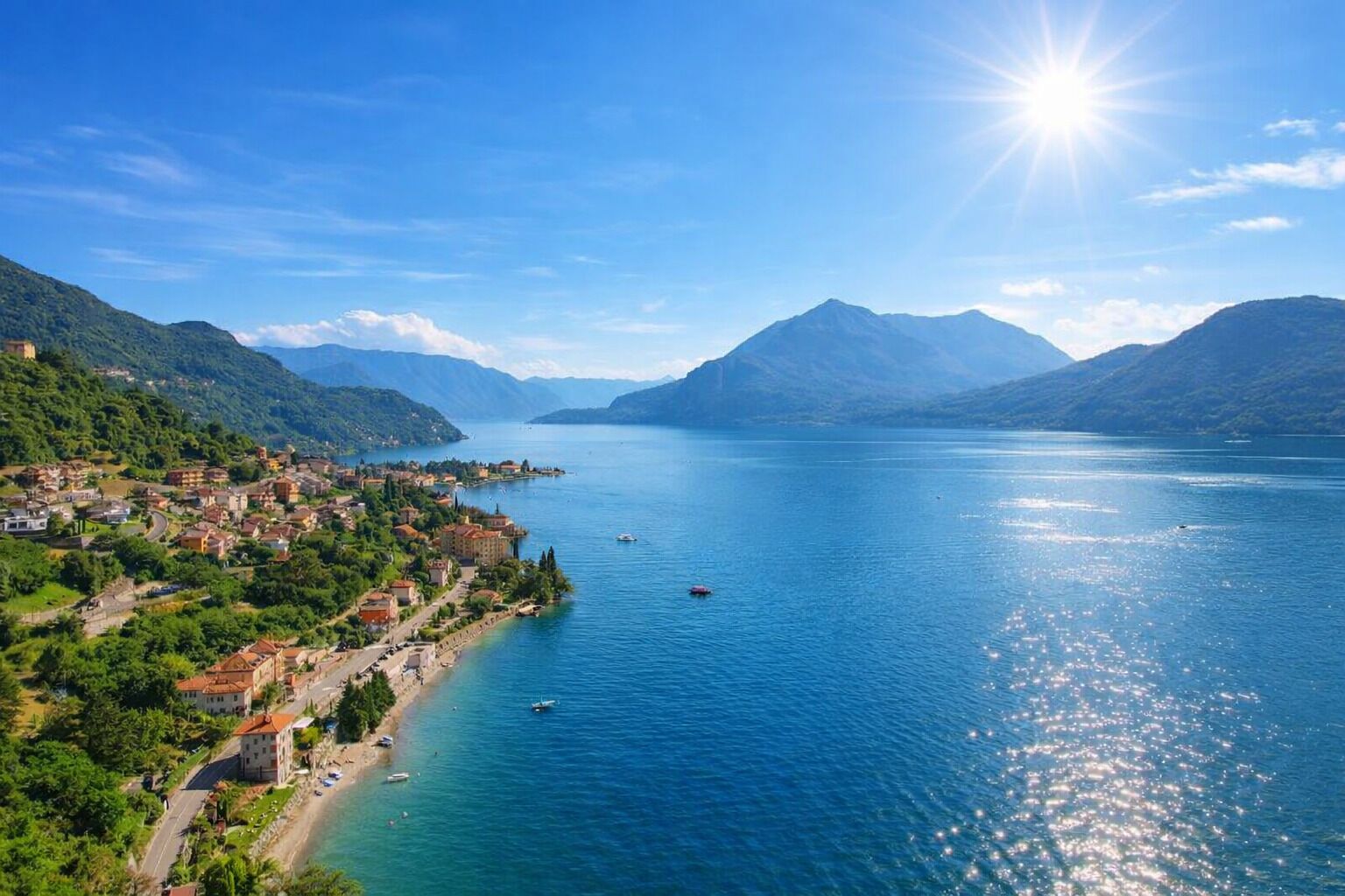Une ville côtière d’où l’on a une vue dégagée sur le lac et les montagnes qui se dressent à l’horizon.