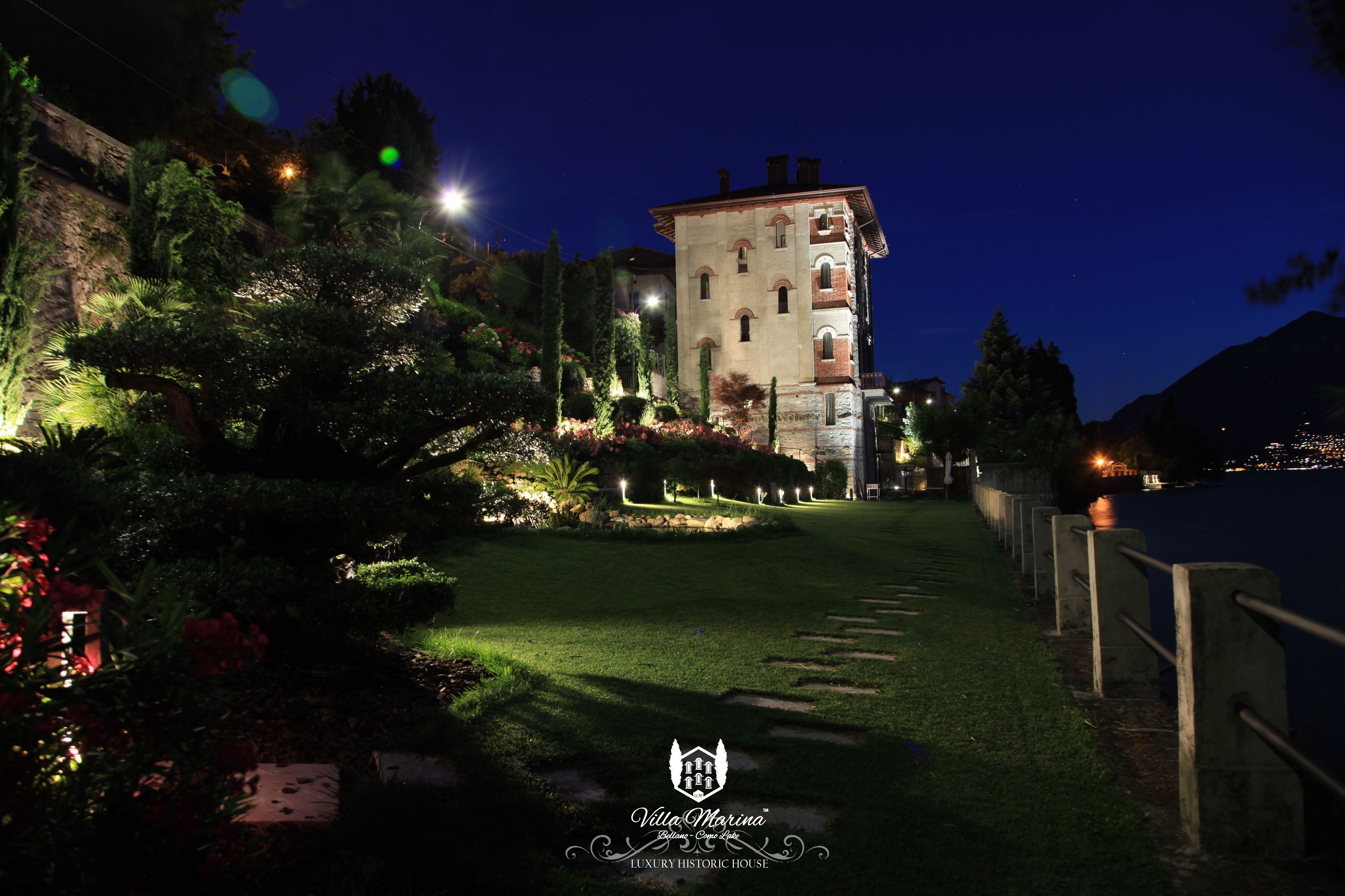 Villa Marina, une demeure historique de luxe dotée d’un jardin bien entretenu et offrant une vue sur l’eau.