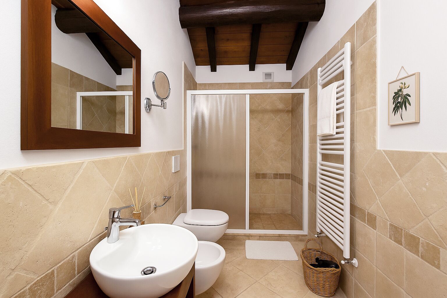 Ein Badezimmer mit Waschbecken, Toilette und Dusche.