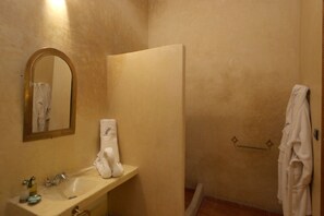 Suite | Baño | Regadera y amenidades de baño gratuitas 