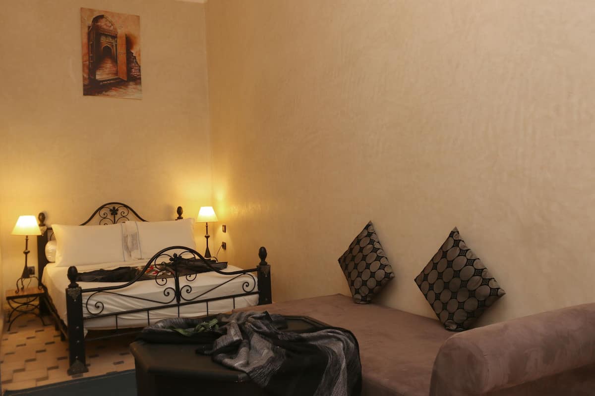 Standard Triple Room | Desk, blackout drapes, free WiFi