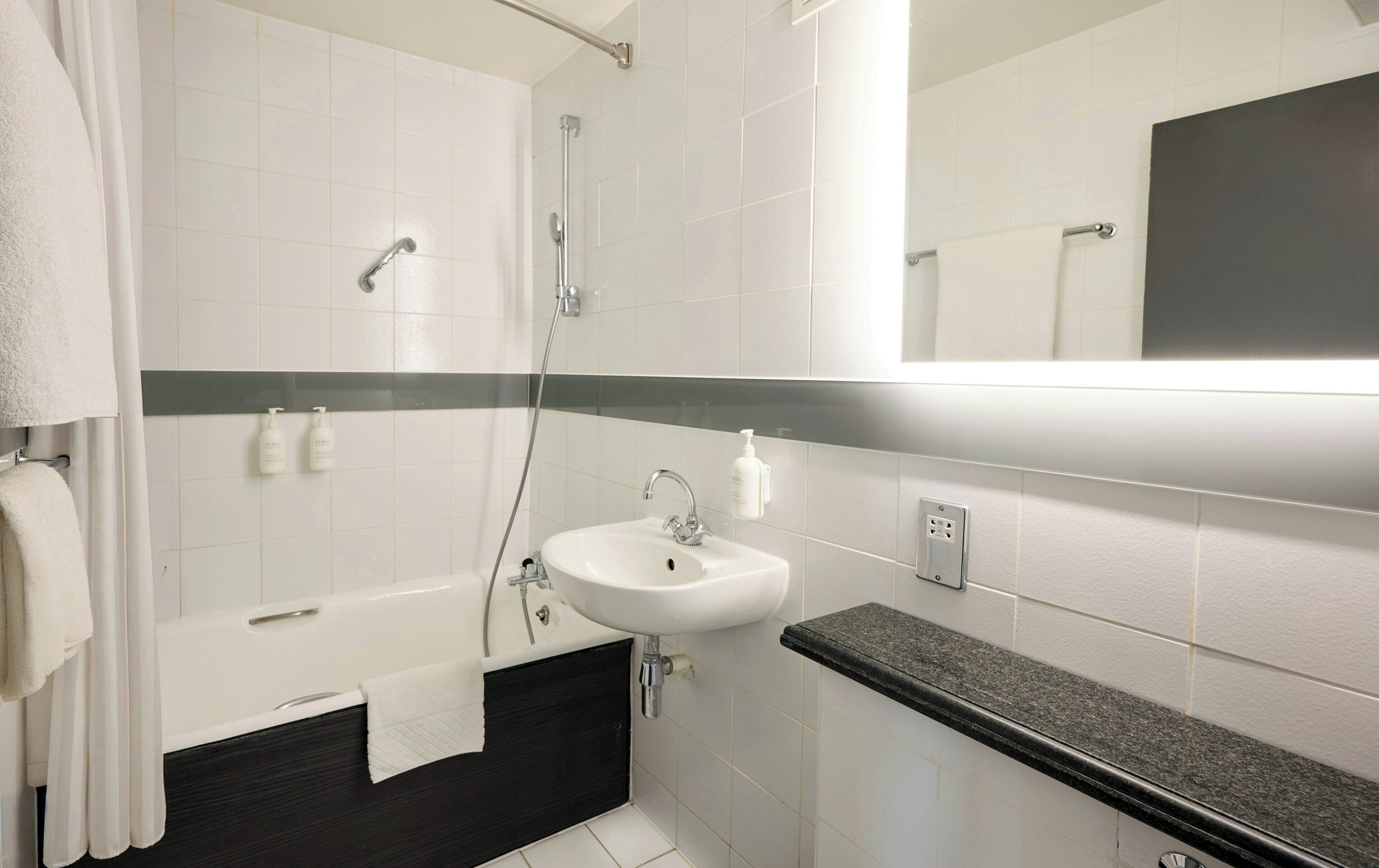 Bañera con ducha, artículos de tocador gratuitos, secador de pelo