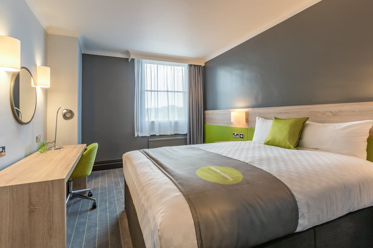 Standard Room, 1 King Bed | In-room safe, desk, laptop workspace, blackout drapes