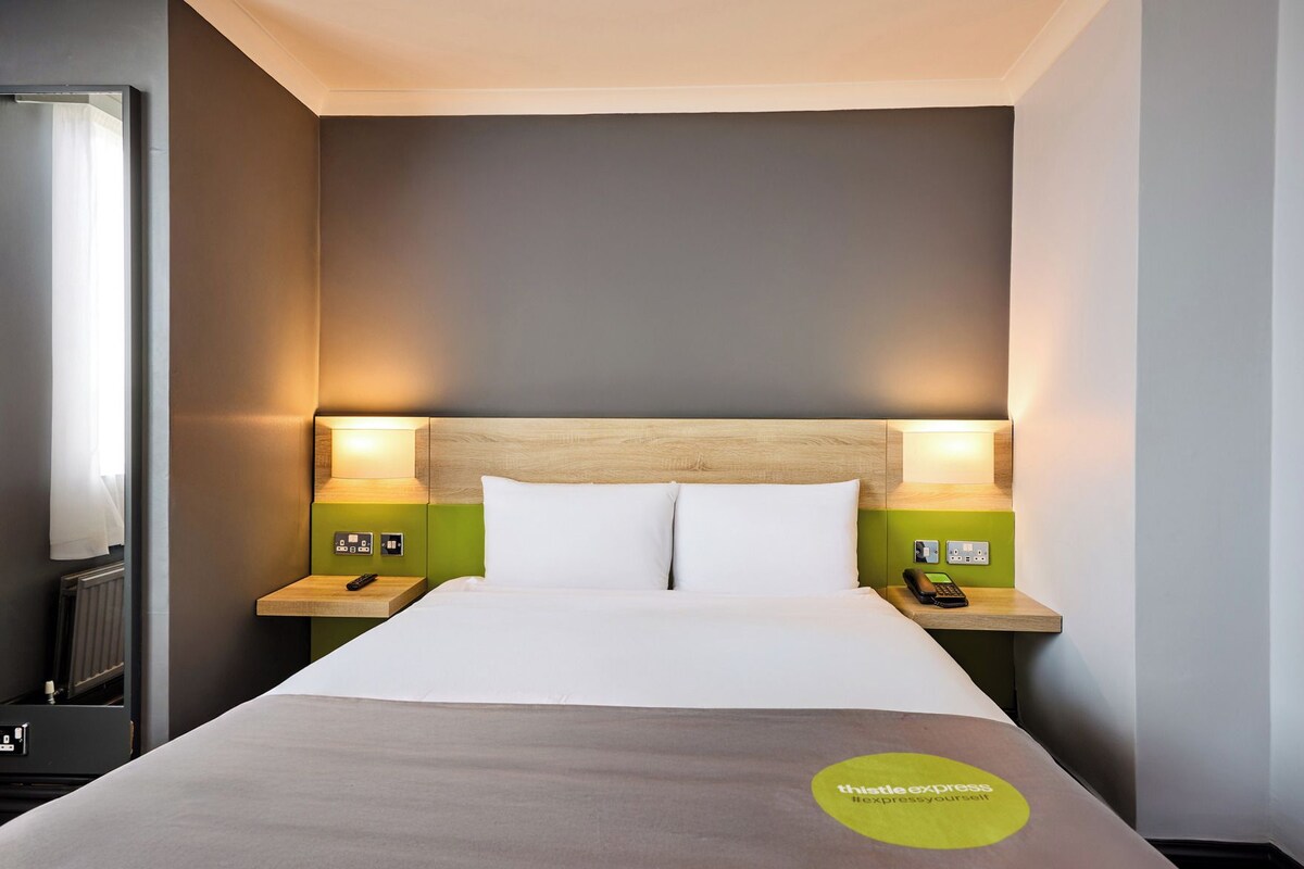 Premium bedding, in-room safe, desk, laptop workspace