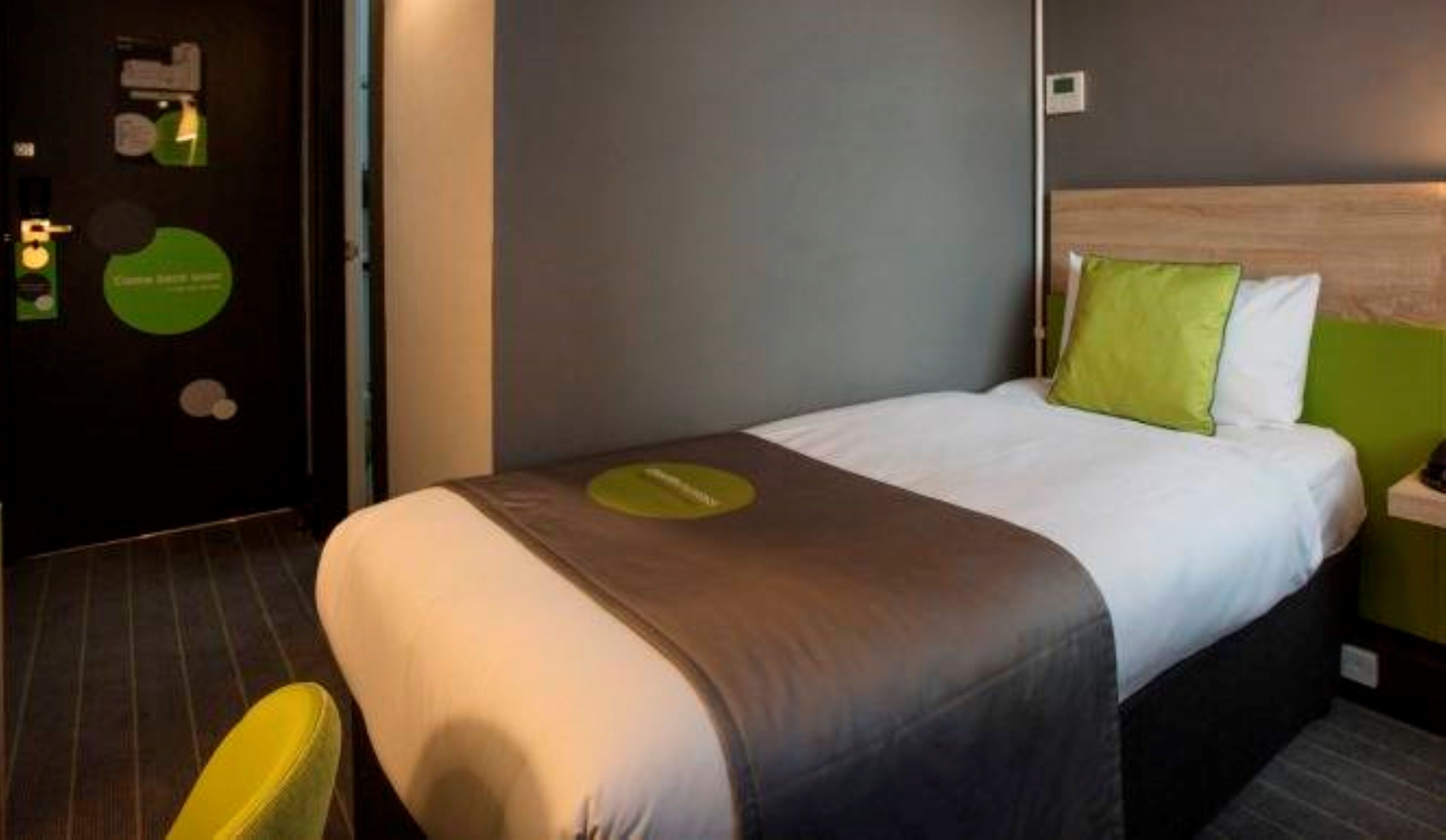 express single room | 1 bedroom, in-room safe, desk, laptop workspace